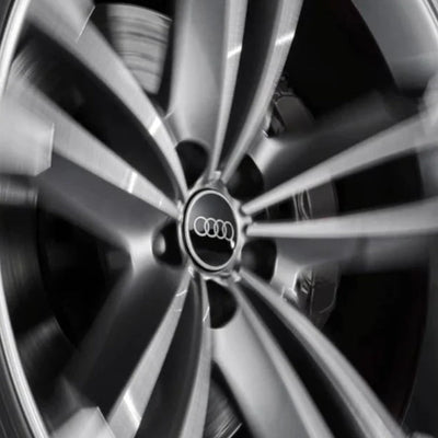 Centre Roue Audi 60mm 61mm 68mm 69mm Noir Gris x4 - vue de trois-quarts - Becquet Voiture