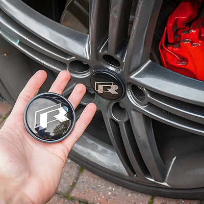 Centre Roue VW Logo VW GTI R R32 Noir 56mm - vue de trois-quarts - Becquet Voiture