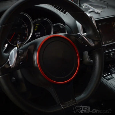 https://cdn.shopify.com/s/files/1/0727/0635/9572/files/cerclevolantporscherouge.jpg?v=1755077656