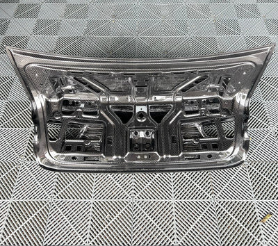 Coffre OEM+ Fibre Carbone BMW G80 G20 - vue de profil - Becquet Voiture