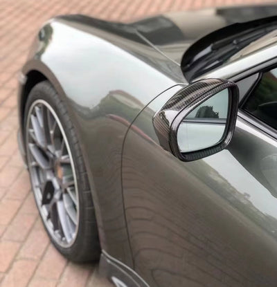 https://cdn.shopify.com/s/files/1/0565/4957/2747/files/coques-de-retroviseurs-fibre-de-carbone-porsche-911-992-718-boxster-cayman-macan10-_1.jpg?v=1763975684