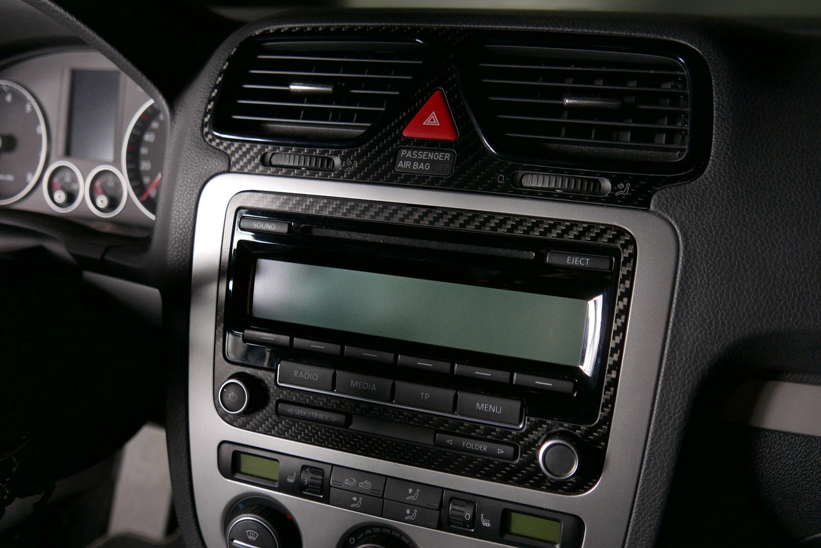 Couvercle Autoradio VW Scirocco EOS Fibre de Carbone RCD310 - vue de face - Becquet Voiture