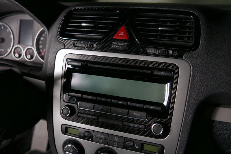 Couvercle Autoradio VW Scirocco EOS Fibre de Carbone RCD310 - vue de face - Becquet Voiture