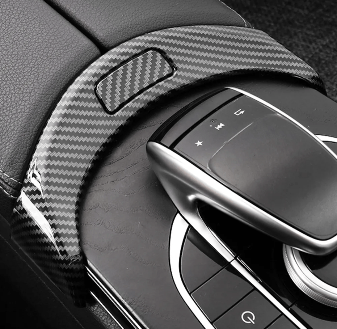 Couvercle boîte à gants carbone Mercedes Classe C W205 - vue de face - Becquet Voiture