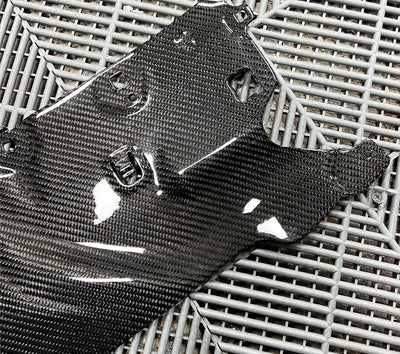 Couvercle Liquide Refroidissement Carbone BMW M5 F90 - vue de profil - Becquet Voiture