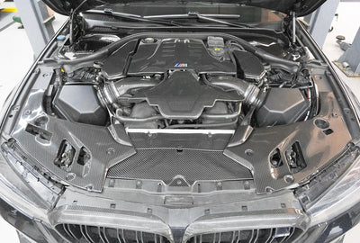 Couvercle Liquide Refroidissement Carbone BMW M5 F90 - vue de trois-quarts - Becquet Voiture
