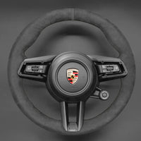 Couvre Volant Porsche 911 992 Taycan Alcantara Cuir Surpiqué - détail du montage - Becquet Voiture