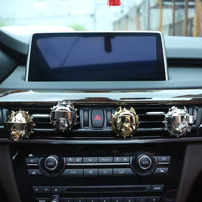 Désodorisant Voiture Clip Bouledogue Grille Aération - installé sur véhicule - Becquet Voiture