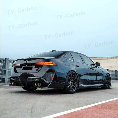 Diffuseur Arrière Carbone BMW M5 G90 Style MP 2025+ - vue de trois-quarts - Becquet Voiture