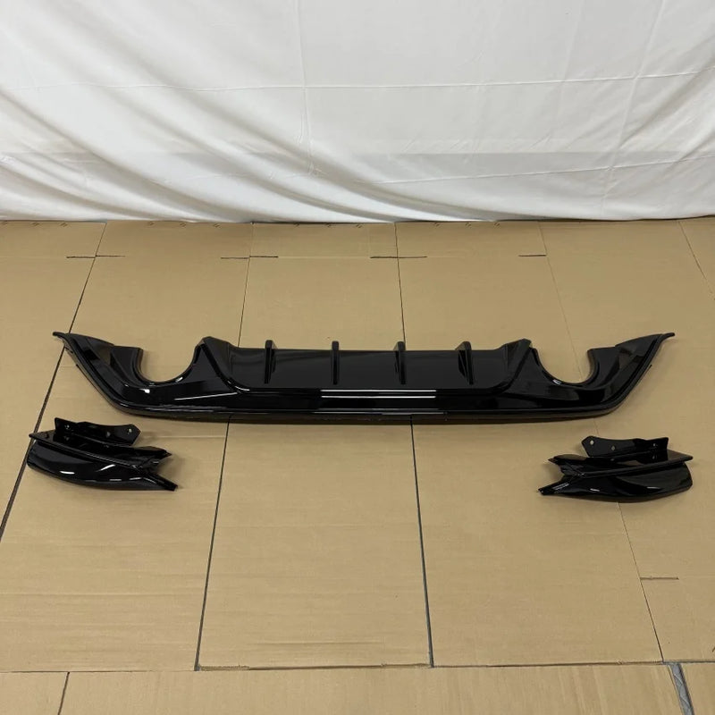 Diffuseur Arrière Ford Focus ST MK4 Hatchback 2018-2022 - détail du montage - Becquet Voiture