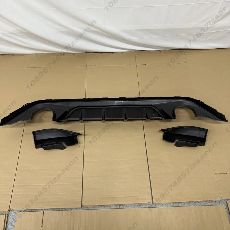 Diffuseur Arrière Ford Focus ST MK4 Hatchback 2018-2022 - packshot studio - Becquet Voiture