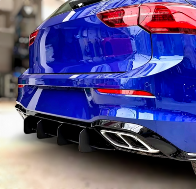 Diffuseur arrière VW Golf 8 noir brillant - vue rapprochée - Becquet Voiture
