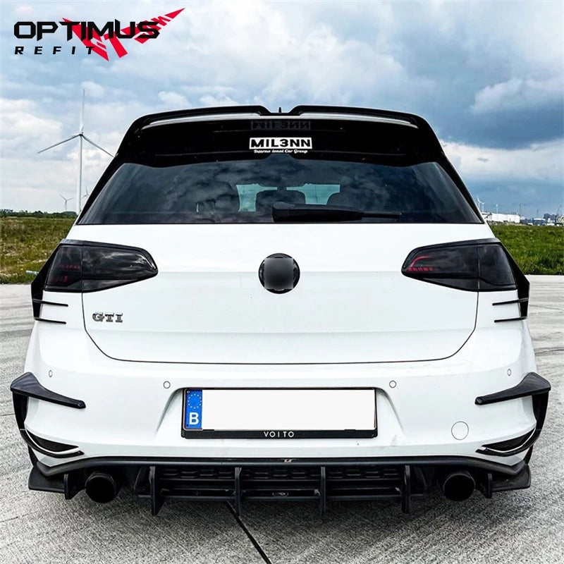 Diffuseur Arrière VW Golf MK7 GTI avec Logo - vue de trois-quarts - Becquet Voiture