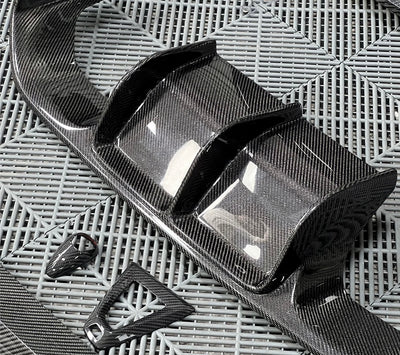 Diffuseur Style V BMW F80 F82 F83 Fibre De Carbone - vue de trois-quarts - Becquet Voiture