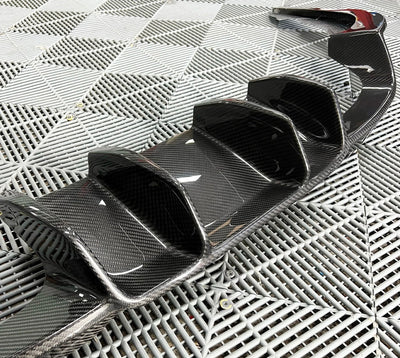 Diffuseur V-Style Carbone Noir BMW M2 F87 - installé sur véhicule - Becquet Voiture