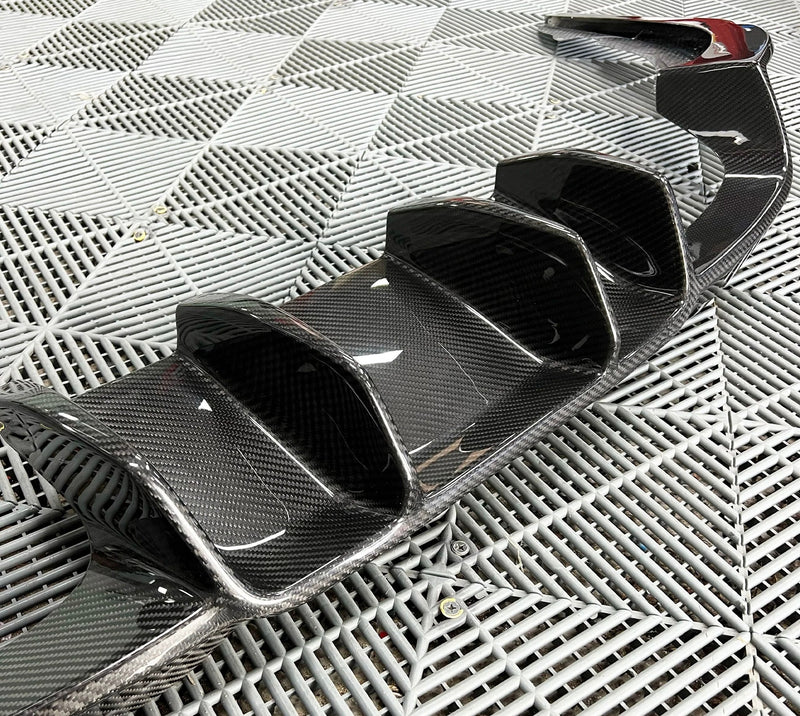 Diffuseur V-Style Carbone Noir BMW M2 F87 - installé sur véhicule - Becquet Voiture