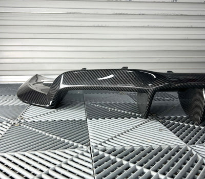 Diffuseur V-Style Carbone Noir BMW M2 F87 - vue de trois-quarts - Becquet Voiture