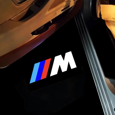 Éclairage bas de porte voiture BMW M Performance - vue de profil - Becquet Voiture