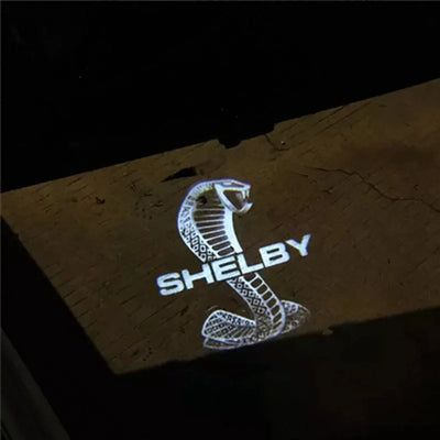 Éclairage de Bienvenue LED Ford Mustang Shelby GT500 - détail du montage - Becquet Voiture