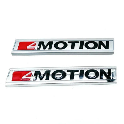 Emblème 4Motion VW Arrière 11cm Chrome Noir Rouge - vue de trois-quarts - Becquet Voiture
