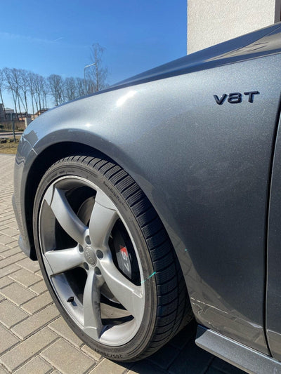 Emblème aile V8T Audi noir brillant - vue arrière - Becquet Voiture