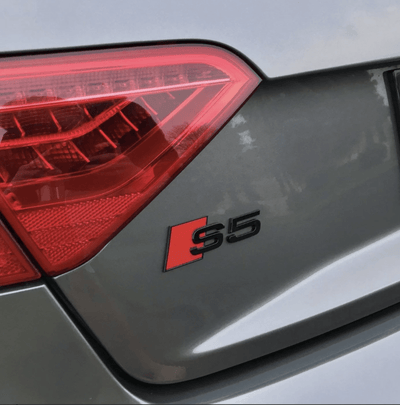 Emblème arrière Audi S5 noir brillant - vue de profil - Becquet Voiture