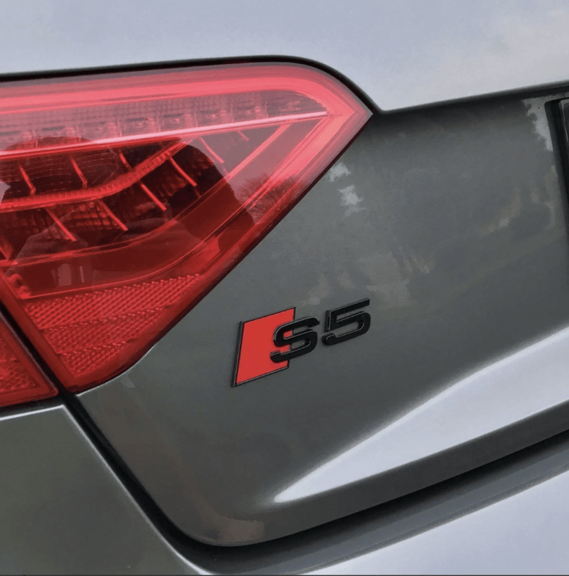 Emblème arrière Audi S5 noir brillant - vue de profil - Becquet Voiture