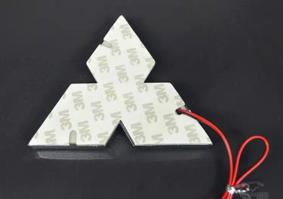 Emblème Arrière LED Mitsubishi — Logo Lumineux Rouge Bleu Blanc - vue de profil - Becquet Voiture