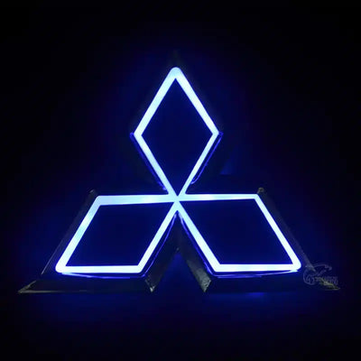 Emblème Arrière LED Mitsubishi — Logo Lumineux Rouge Bleu Blanc - vue de trois-quarts - Becquet Voiture