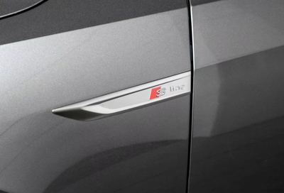Emblème Audi S-Line Paire Chrome ou Noir Brillant - vue de face - Becquet Voiture