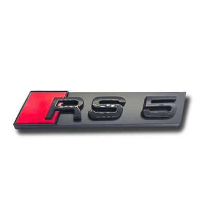 Emblème Badge Audi RS3 RS4 RS5 RS6 RS7 RSQ3 RSQ8 TTRS - en situation 2 - Becquet Voiture