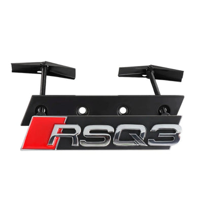 Emblème Badge Audi RS3 RS4 RS5 RS6 RS7 RSQ3 RSQ8 TTRS - en situation 3 - Becquet Voiture