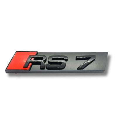 Emblème Badge Audi RS3 RS4 RS5 RS6 RS7 RSQ3 RSQ8 TTRS - vue de trois-quarts 3 - Becquet Voiture
