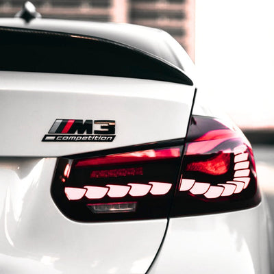 Emblème Badge Logo BMW M Competition Noir Chrome - vue de profil - Becquet Voiture