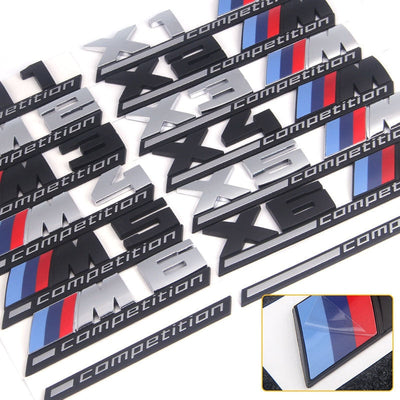 Emblème Badge Logo BMW M Competition Noir Chrome - vue de trois-quarts - Becquet Voiture
