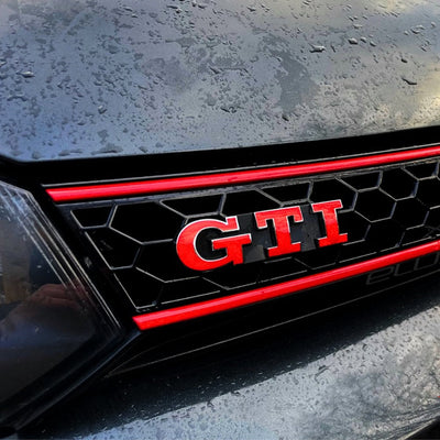 Emblème Badge Logo GTI VW Golf 4 5 6 7 - vue de profil - Becquet Voiture
