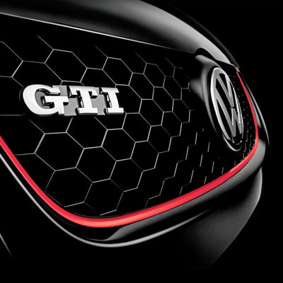 Emblème Badge Logo GTI VW Golf 4 5 6 7 - vue de trois-quarts 3 - Becquet Voiture