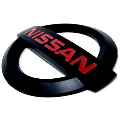 Emblème Badge Nissan Noir Chrome Rouge Avant Arrière - installé sur véhicule - Becquet Voiture