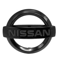 Emblème Badge Nissan Noir Chrome Rouge Avant Arrière - vue de face - Becquet Voiture