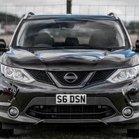 Emblème Badge Nissan Noir Chrome Rouge Avant Arrière - vue de profil - Becquet Voiture