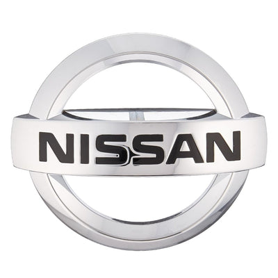 Emblème Badge Nissan Noir Chrome Rouge Avant Arrière - vue de trois-quarts - Becquet Voiture