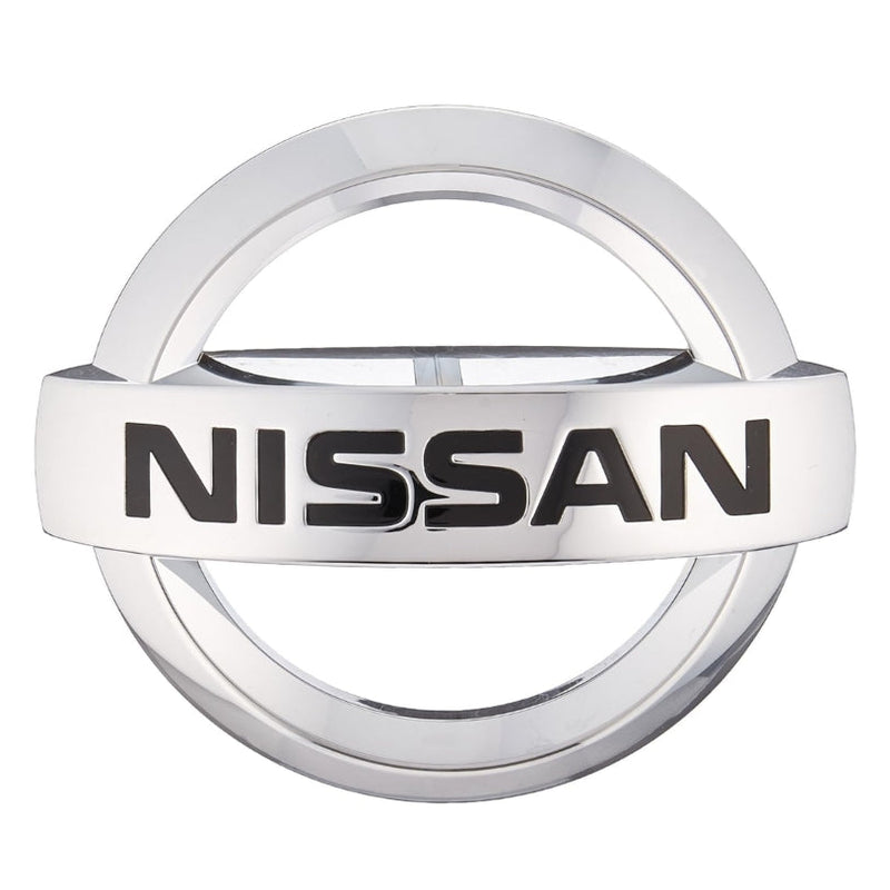 Emblème Badge Nissan Noir Chrome Rouge Avant Arrière - vue de trois-quarts - Becquet Voiture