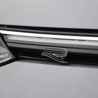 Emblème Badge R Golf 8 Nouvelle Génération - vue de profil - Becquet Voiture