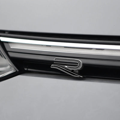Emblème Badge R Golf 8 Nouvelle Génération - vue de profil - Becquet Voiture
