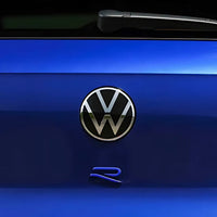 Emblème Badge R Golf 8 Nouvelle Génération - vue de trois-quarts - Becquet Voiture