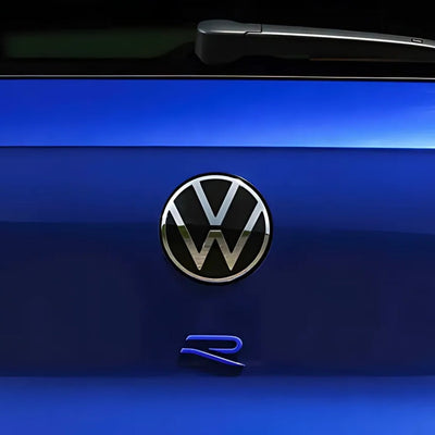 Emblème Badge R Golf 8 Nouvelle Génération - vue de trois-quarts - Becquet Voiture