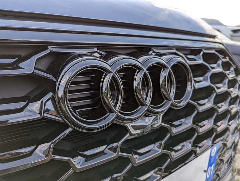 Emblème calandre Audi Black Edition - packshot studio - Becquet Voiture