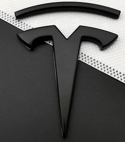 Emblème Capot Tesla ABS Noir ou Argent Modèles S X - vue de profil - Becquet Voiture