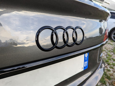 Emblème coffre Audi Black Edition - packshot studio - Becquet Voiture