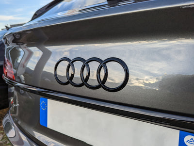 Emblème coffre Audi Black Edition - vue de trois-quarts - Becquet Voiture
